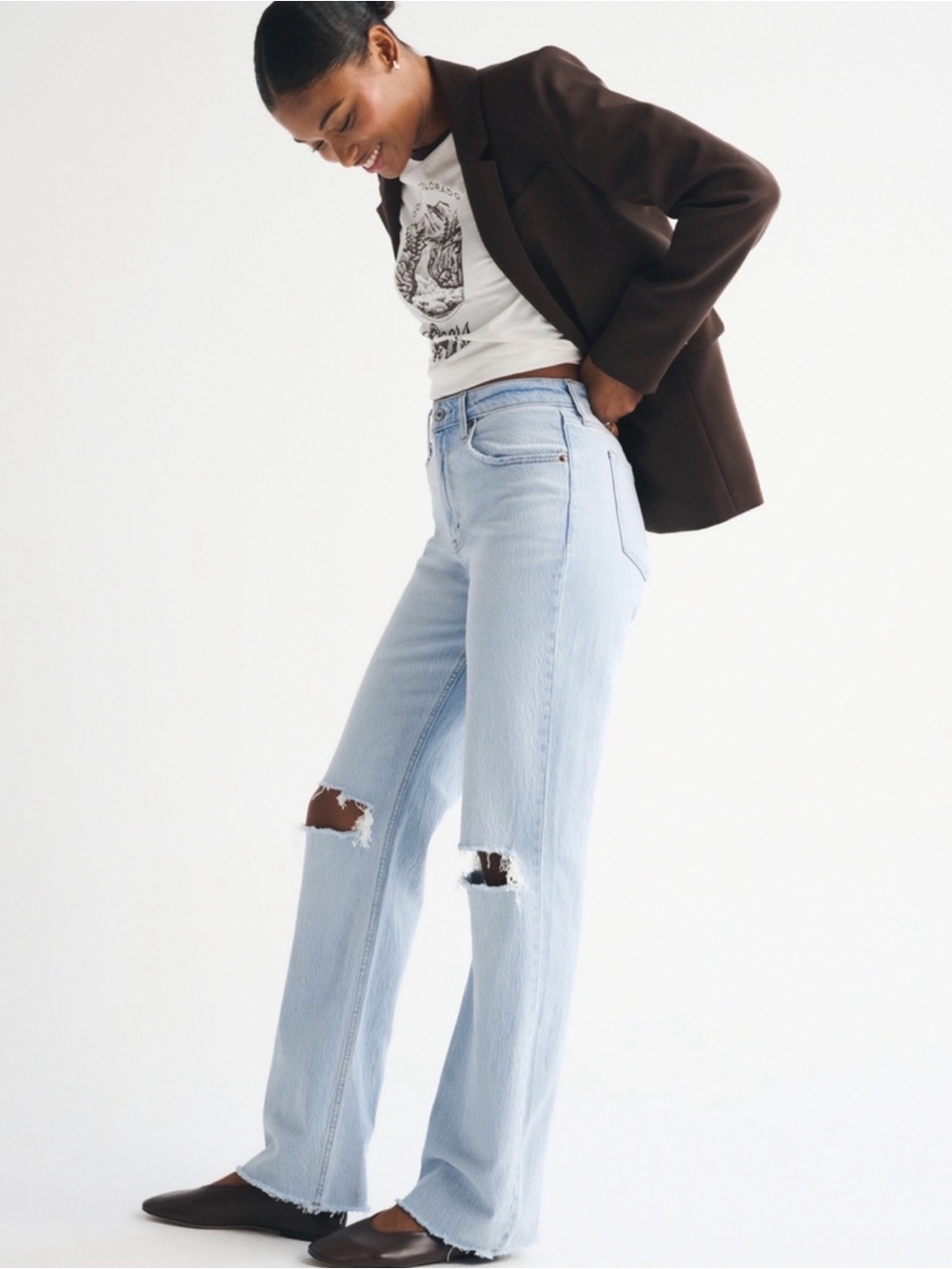 Abercrombie High Rise 90s Relaxed Jeans in Knee Rip - Picture 2 of 8